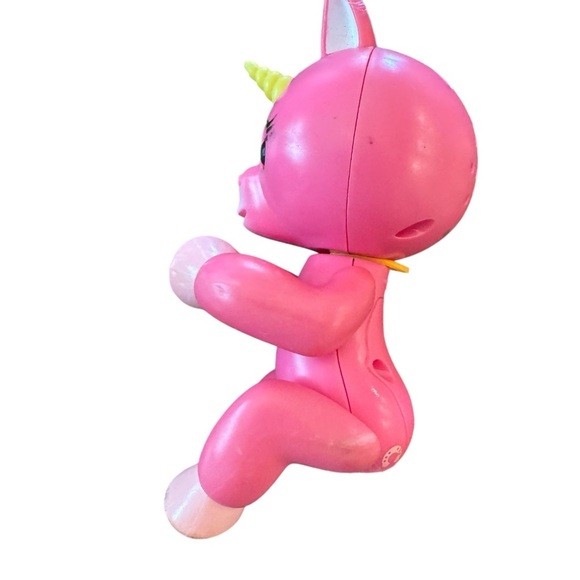 🦄 Fingerlings Baby Unicorn Gemma Pink Rainbow Mane & Tail Interactive Toy 🦄 - Picture 3 of 6